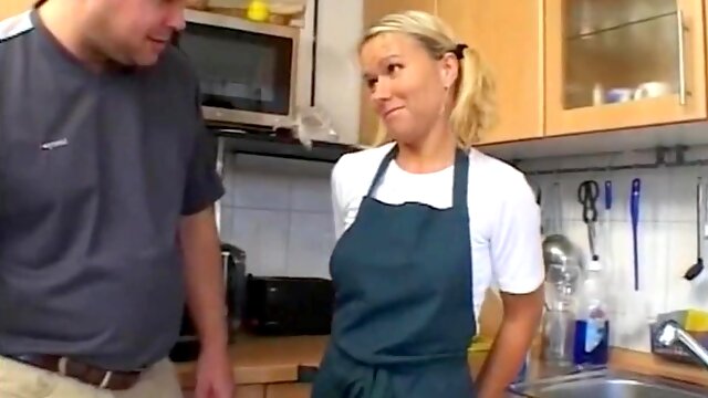 DIe Unbefriedigte Nachbarin Fickt Fremd - Bj by blonde German girlfriend in the kitchen