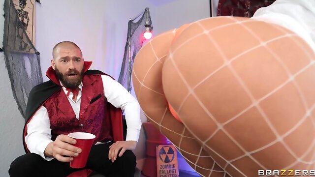 Emma Hix and LaSirena69 crazy threesome sex