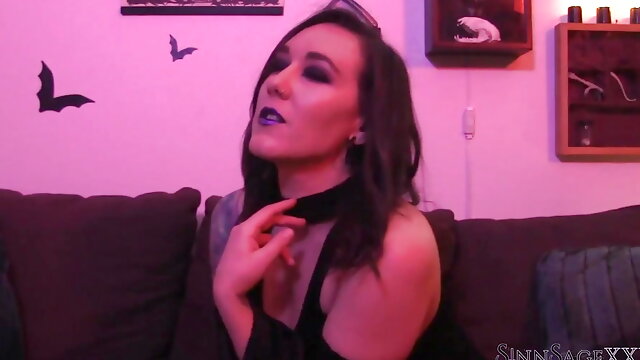 Horny Sinn Sage Looking Sexy In That Goth Outfit While Masturbating!