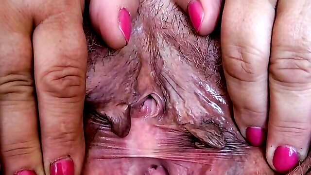 Extremely close view of fat Granny pussy !