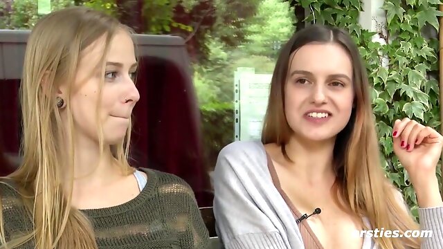 Heiße Österreicherin und heißes bayrisches Madl vergnügen sich vor der Kamera - junge vollbusige lesbische Babes beim Knutschen