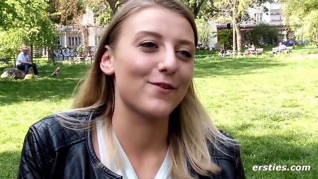 19-jïhrige Tamara fingert ihre feuchte rasierte Muschi mit 3 Fingern - Solo blonde girl German