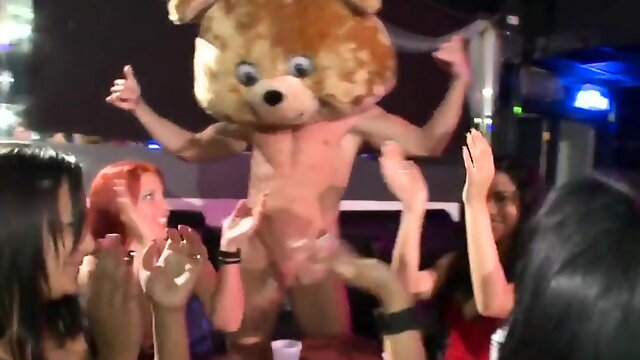 Homme Nu Et Filles Habillées