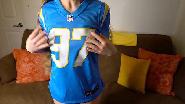 Naked amateur webcam girl fingering her pussy live on camera