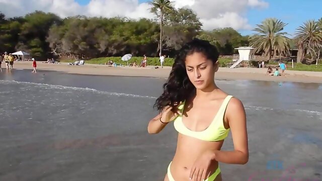 Sophia Leone enjoys while getting fingered - Homemade video