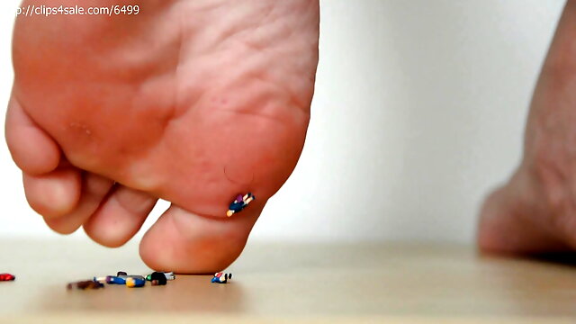 Giantess Crush