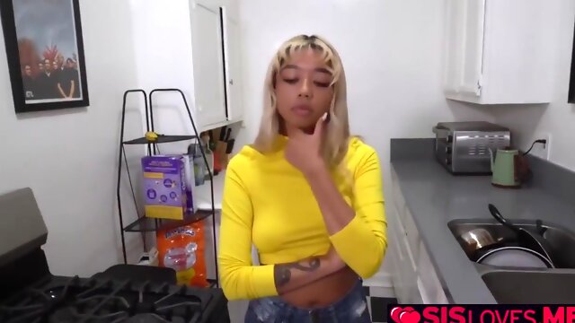 Stepsister Choose To Do A Blowjob Instead Of Doing Chores