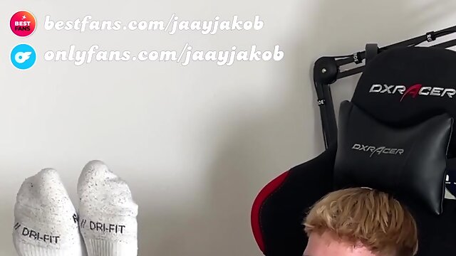 Twink Jakob sticks a monster anal dildo in his gaping hole