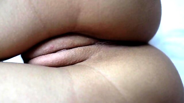 PRETTY SHAVED CLOSE UP PUSSY MASTURBATION