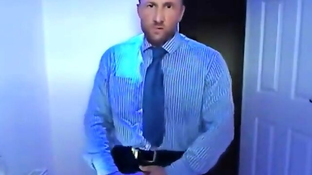 Empresario batendo punheta