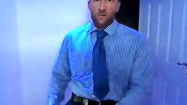 Empresario batendo punheta
