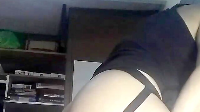 Metiendo una toalla y un dildo gigante en mi culote 