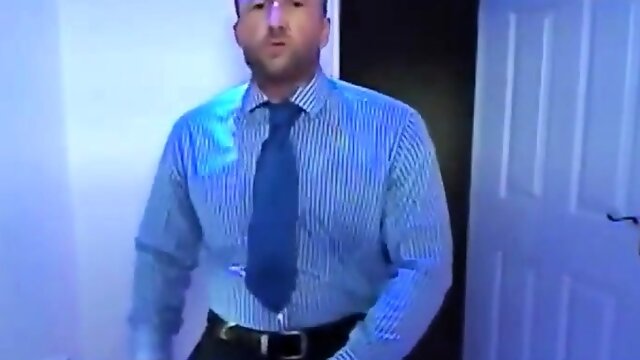 Empresario batendo punheta