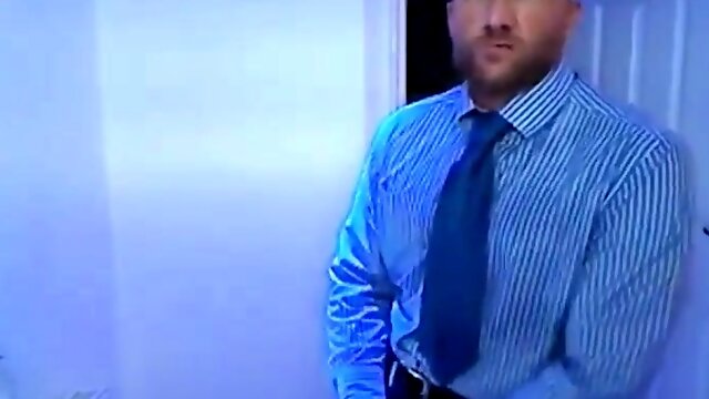 Empresario batendo punheta