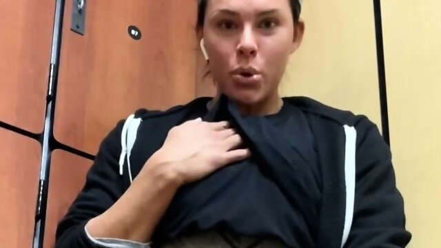 Brunette solo masturbation on webcam