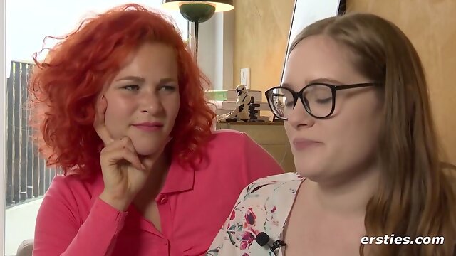 Geiles Twisterspiel mit heißen Lesben - German redhead and brunette amateur babes in lesbian action