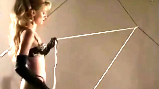 Gum chewing blonde amateur sult gives nice handjob