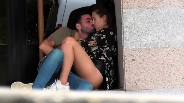 Voyeur un couple est surpris en train de baiser en public