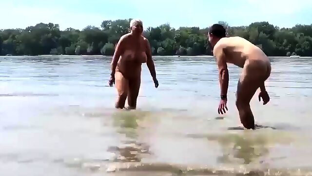 Beach Granny, Strand