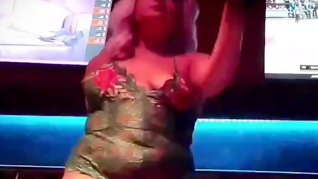 Stripper With Big Ass Teases Audience
