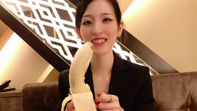 BANANA BLOWJOB to put on the condom! Japanese amateur handjob