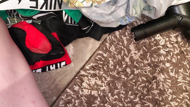 I sniff my dirty panties and suck my dick with a vacuum cleaner