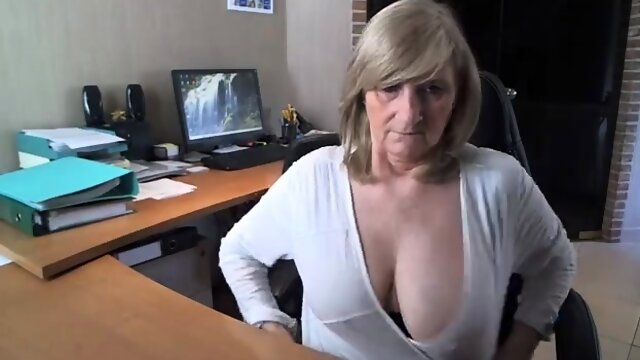 Fantastisk blond mormor med stora bröst
