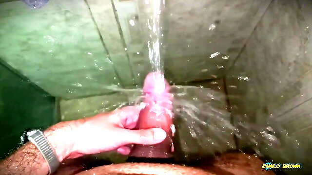 No hands water masturbation. Letting the stream of water fall on my big uncut latino cock until it makes me cum hands free ?