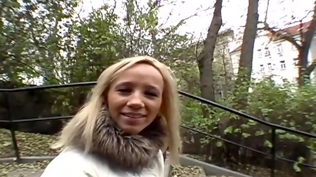 Startling Bimbo Expertly Handles A Boner