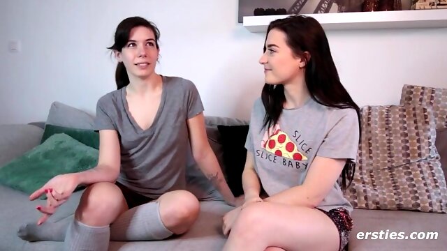 Sexy lesbische Amateurmädchen spielen mit der Muschi ihrer Freunde – brünette Freundinnen