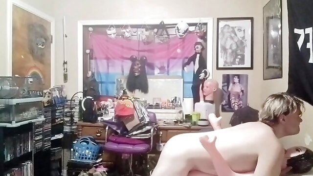 Fucking a sex doll 