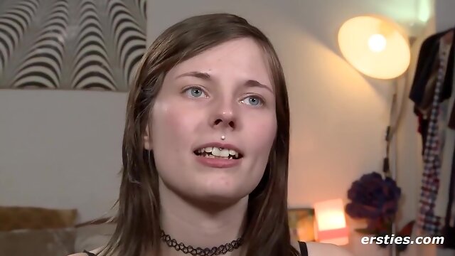 Sam steht auf Fingern und Dildo-Sex - Big tits German brunette girlfriend solo