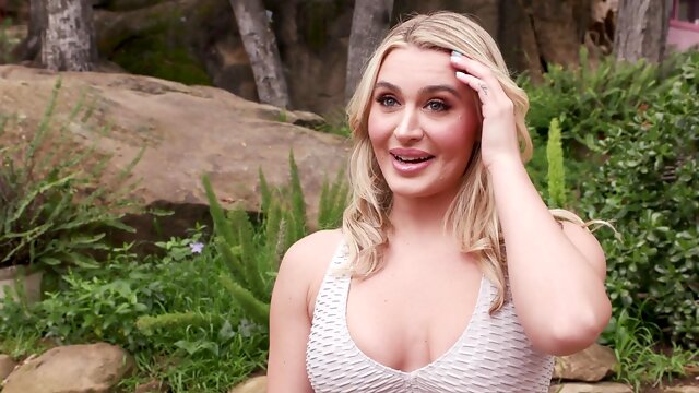 Balls deep interracial fucking makes curvy Ella Reese moan with pleasure