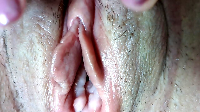 Pussy Lips, Insertion