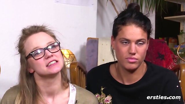 Geile 22-jährige Hamburgerin stellt was Heißes mit Freundin an - German Brunette and Blonde Lesbians