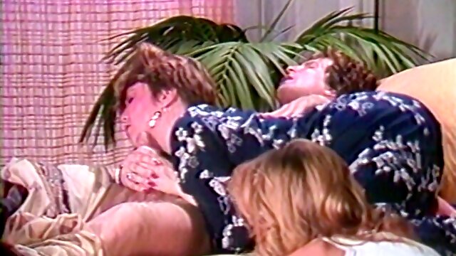 Old school Porn Paula Meadows Gives Paul Thomas A bj While Stacey Donovan witnesses