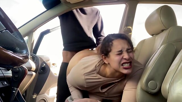 A nagy zsákmányú kurva kőkemény faszra készül az autóban - Amatőr pornó
