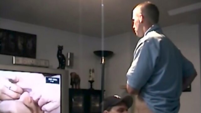 Str8 amateur gets sucked off by gay while watching porn