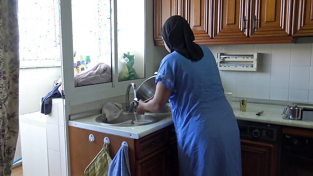 Pregnant Egyptian Wife Gets Creampied While Doing The Dishes
