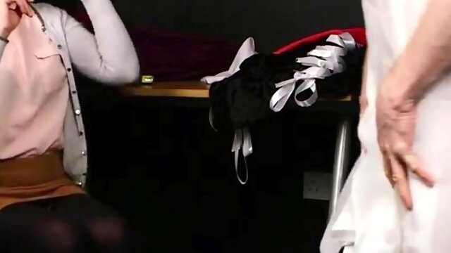 Nainen Pukeissa Mies Alasti