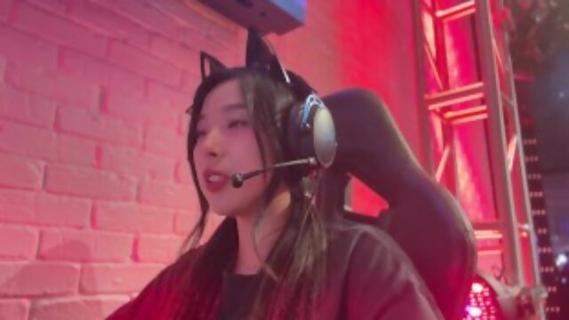 E-GIRL Cosplayer Loses Challenge to Asian Gamer Nerd and Gets PWNED