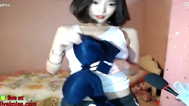 Hot Korean cam girl with natural sexy boobs