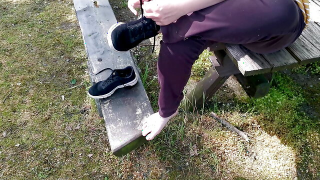Pussyslapping on picnic table - bare bottom