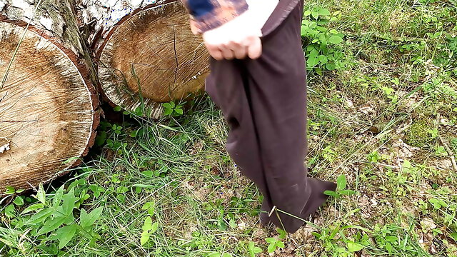 Hard labia pulling in the woods