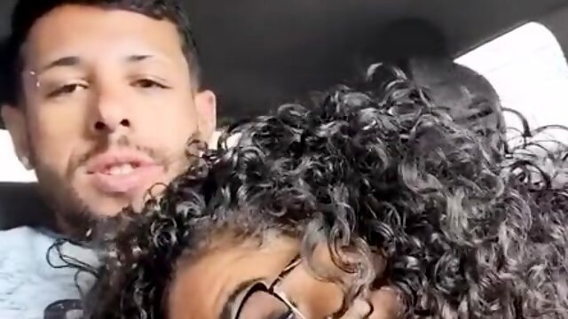 Ela Hotwife mamando o amigo dotado no carro fazendo