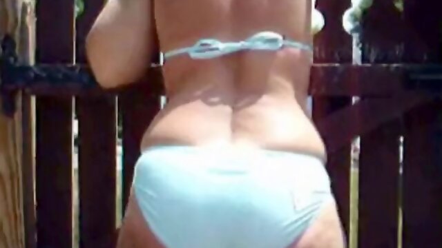 Donna in bikini video over and over