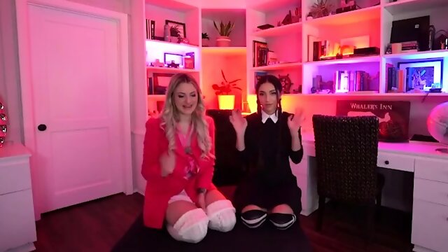 Camsoda-Gothic teen gets licked