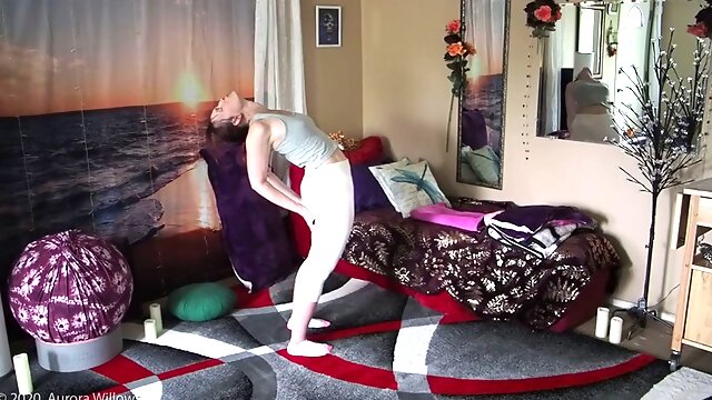 Daily yoga with Aurora Willows