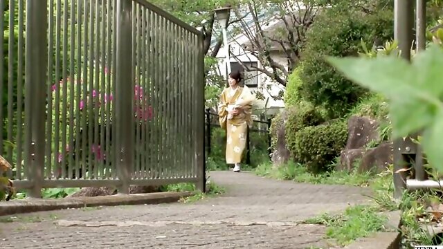 Graceful queen bee at free jav scene