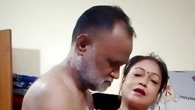 Indian desi uncle and aunty enjoy sexual intercourse with hot pussy kiss,hand job her,hot noobs pussy kiss